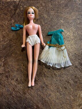 Original Topper Dawn doll wearing original clothes